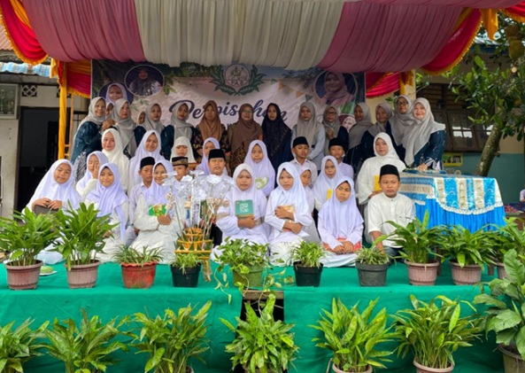 Murid-Murid Selesai khatam Al Qur`an photo bersama guru-guru 