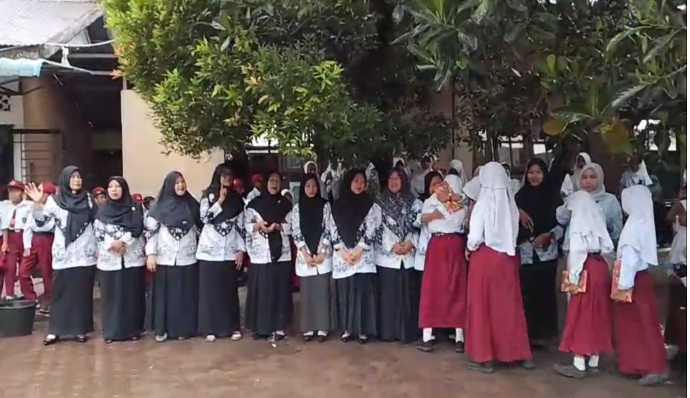 Suasana haru di  hari Guru, bersalam-salaman Murid kepada guru-guru SDS PAB 33, Sidodadi, 25 November 2025  